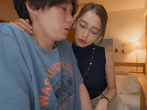Cô gái đeo kính xinh đẹp nhất đã bị địt và xuất tinh vào âm đạo