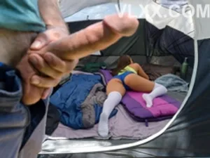Một người phụ nữ trưởng thành, một người vợ rất nữ tính, với một cái mông trắng lớn, một cái âm hộ ướt át và mùi hormone khắp cơ thể. Ngay khi con cặc được đưa vào, cô ấy bắt đầu rên rỉ. Đó là một cú đánh tuyệt vời và thoải mái
