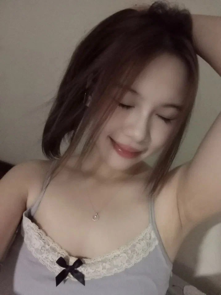 Em để yên thế này để anh đút cặc vào nhé