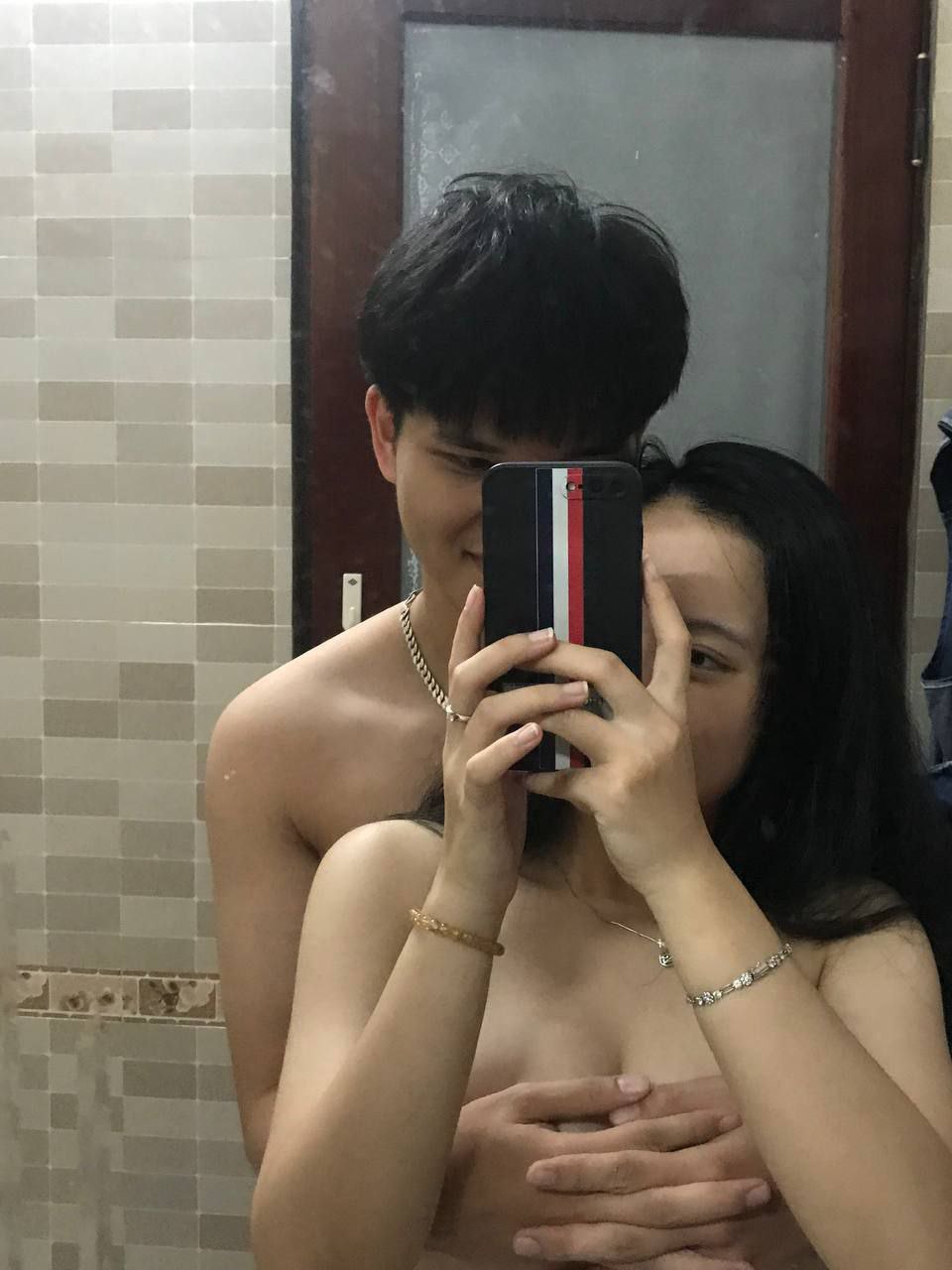 2022.8.4, [Bí mật tình yêu], tọa lạc tại Thượng Hải, một cặp đôi trẻ sinh năm 2002, một cặp thỏ trắng to khỏe, eo thon
