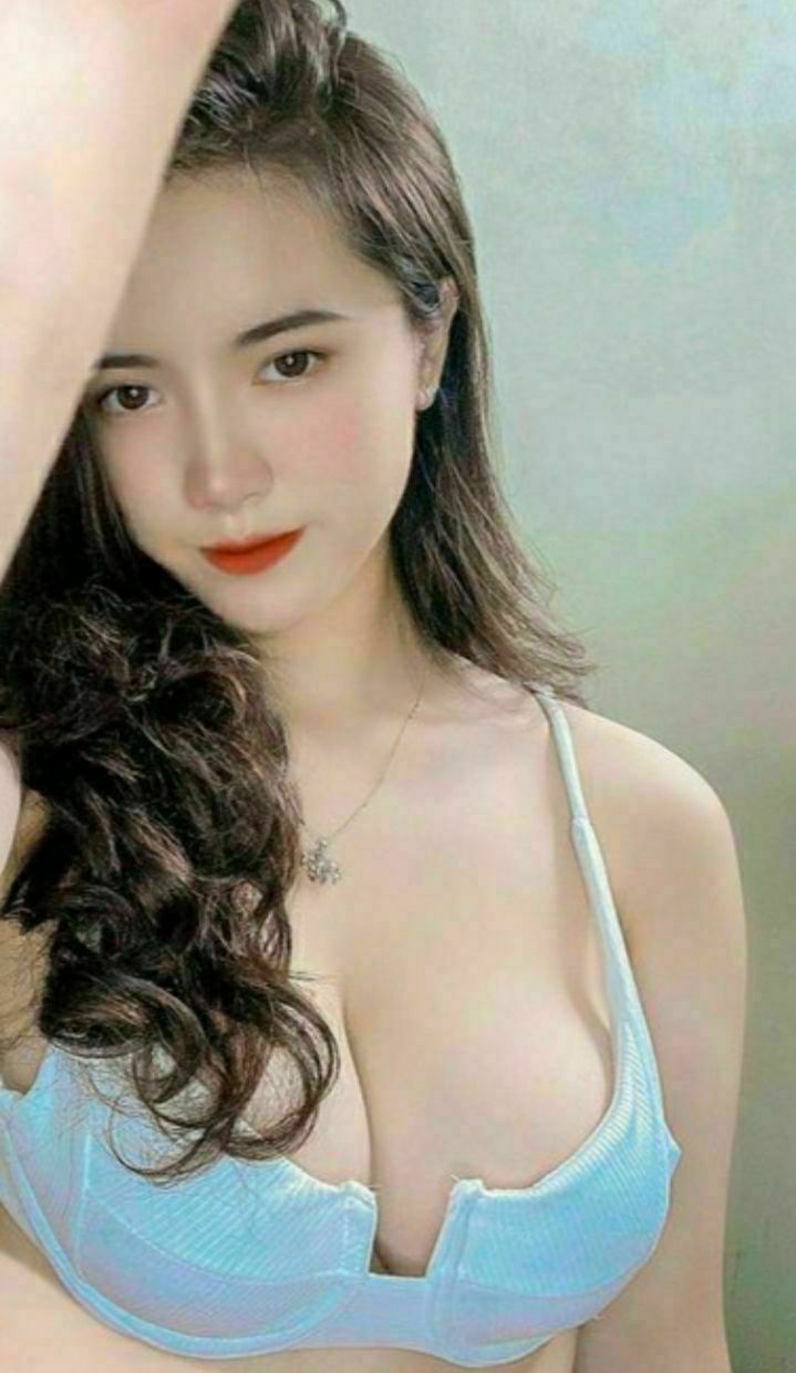 Cchuối trai may mắn có 2 cô bạn cùng phòng dâm đãng